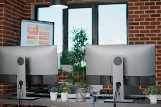 Écrans PC : comment déterminer la taille qui correspond à votre activité professionnelle ?
