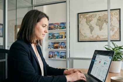 Femme d affaires au bureau avec logiciel de voyage