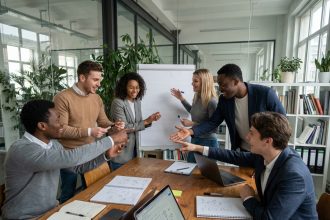 Groupe de jeunes professionnels en brainstorming dans un bureau moderne