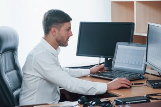 Optimisez votre bureau : quel écrans de PC choisir pour un environnement de travail efficace ?