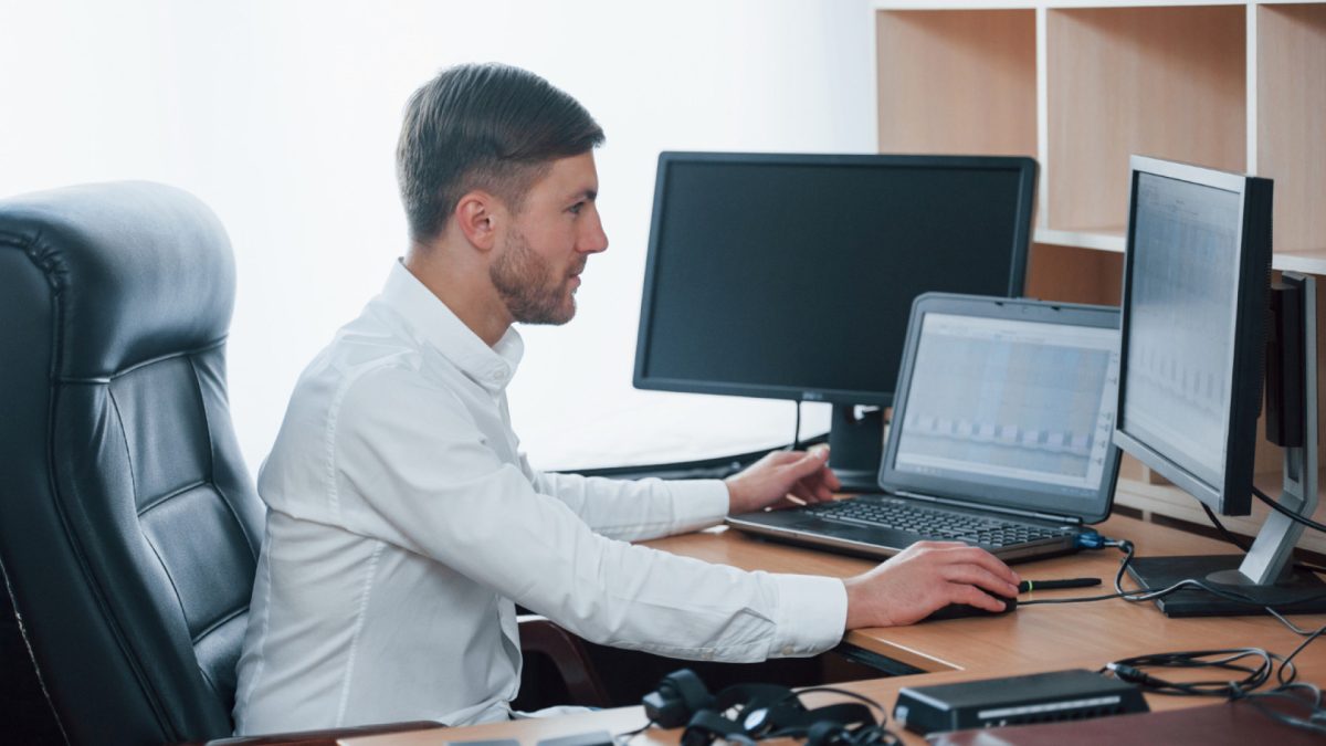 Optimisez votre bureau : quel écrans de PC choisir pour un environnement de travail efficace ?