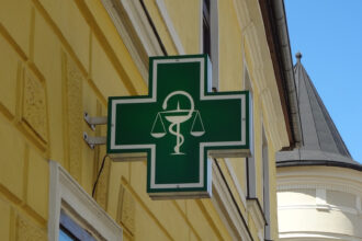 Signalétique pharmacie : création et pose professionnelle d’une croix lumineuse