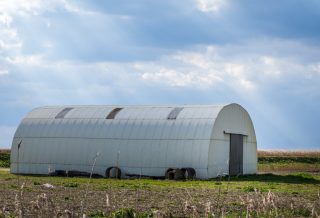 Tunnel de stockage agricole : une solution modulable et facile à monter